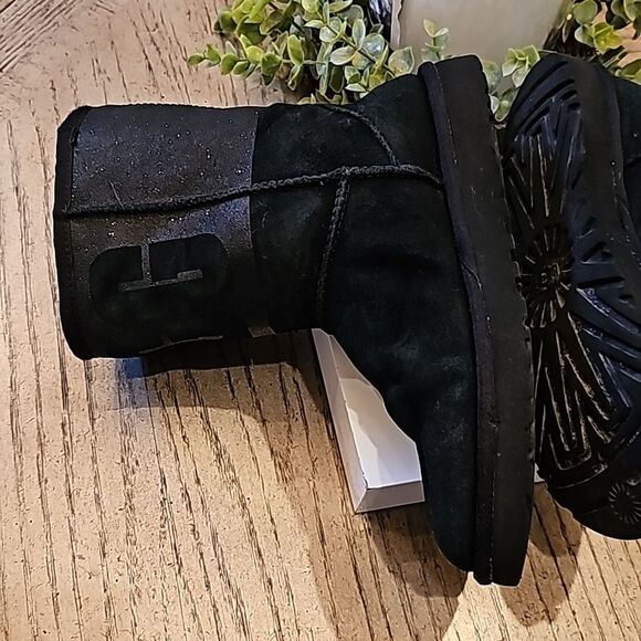 Black Ugg size 7 short glittery top part - Picture 6 of 13
